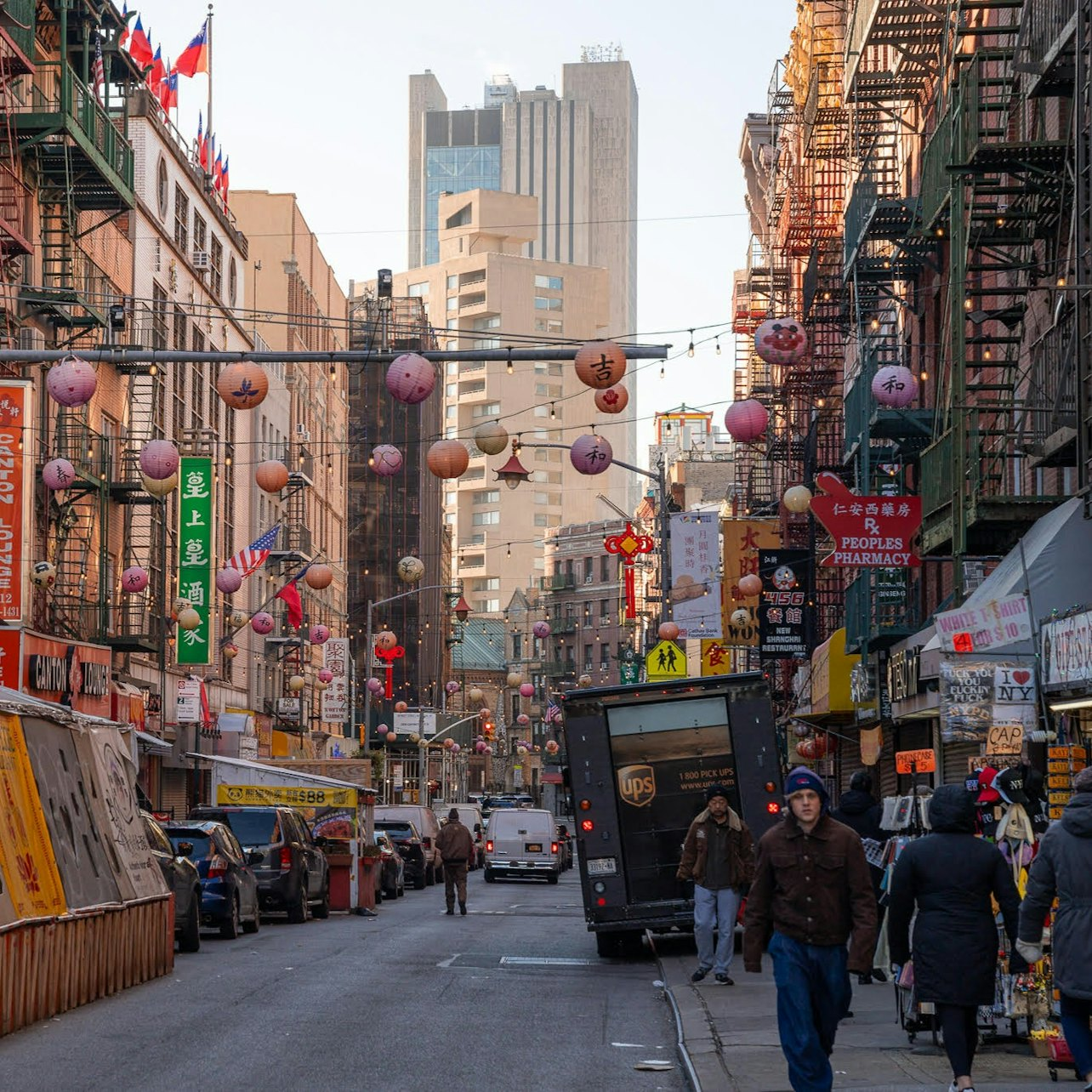 New York: Guided Neighborhood Walking Tour in Spanish - Photo 1 of 4